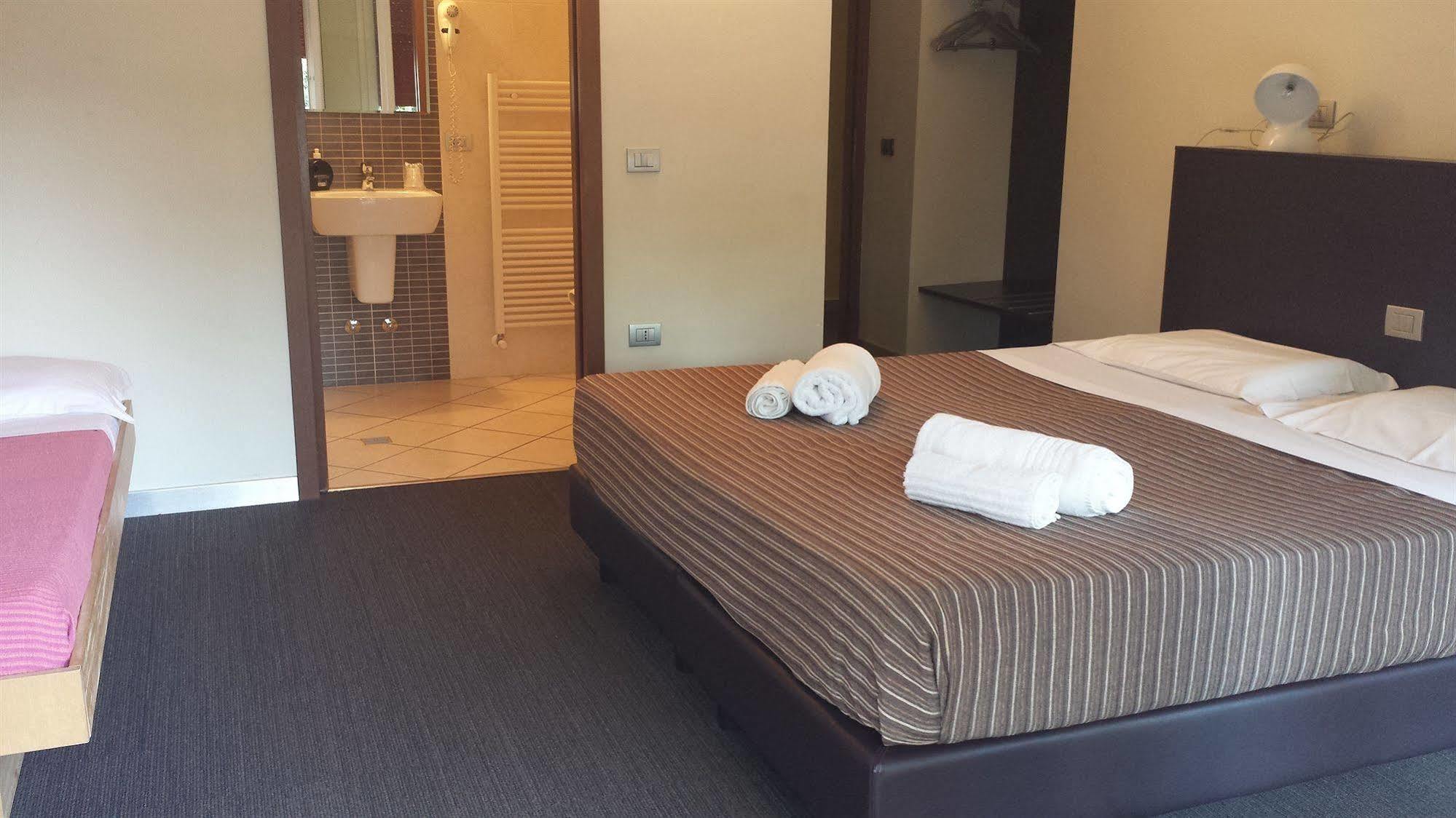 Hotel Firenze Saronno Esterno foto