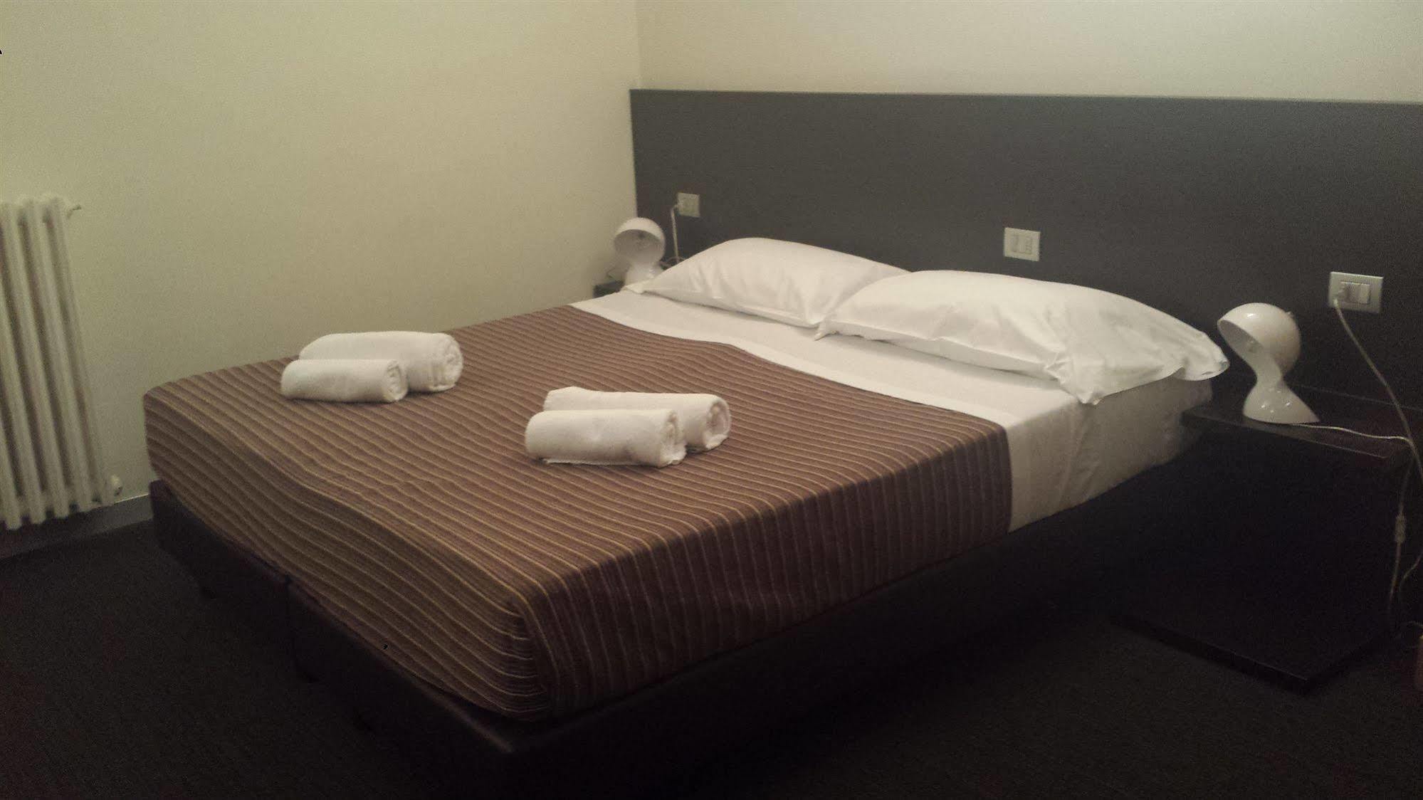 Hotel Firenze Saronno Esterno foto